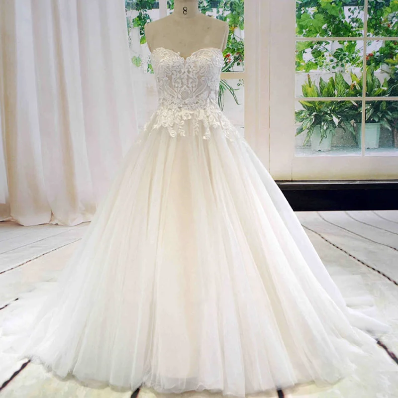 Strapless Sweetheart Neckline Tulle Lace Ball Gown Wedding Dress Romantic Detailing